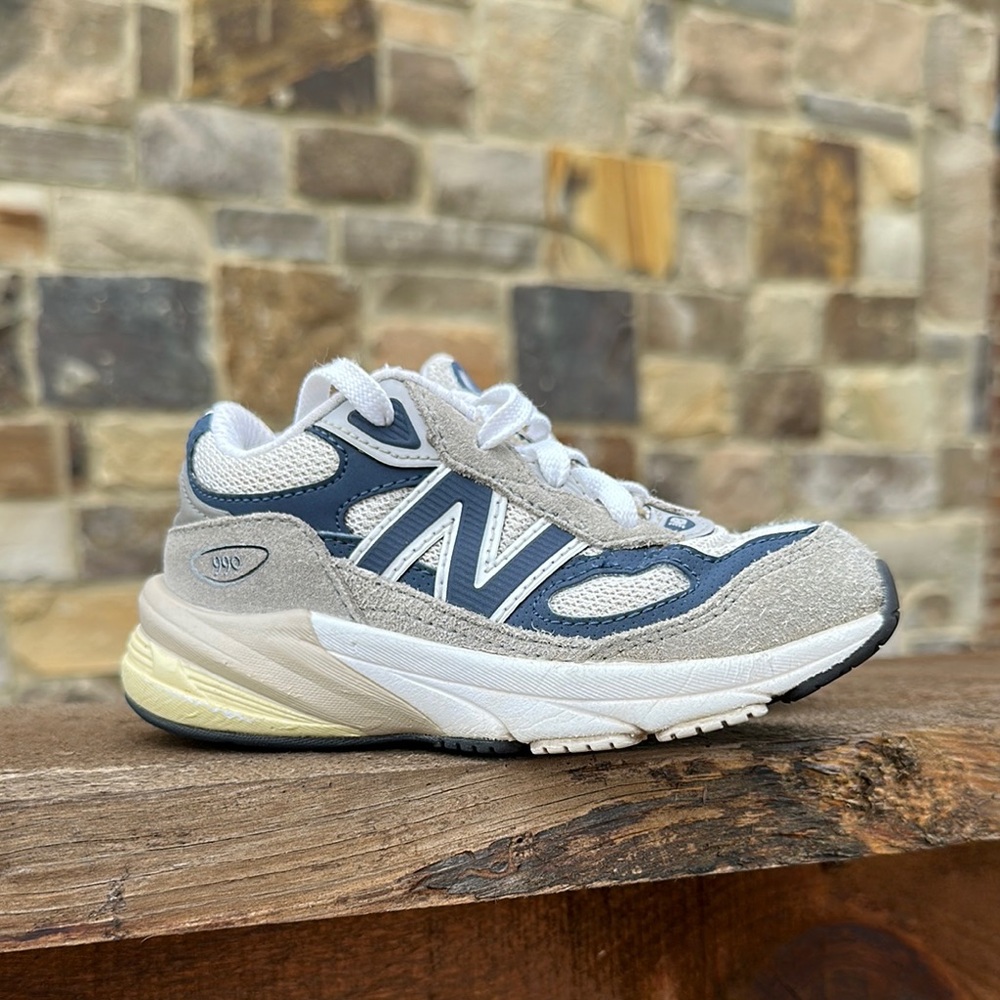 Kids New Balance 990v6